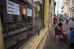 Crédito requerido: Foto de Moises Castillo/AP/Shutterstock (12786687d) El letrero de Bitcoin se muestra en la ventana de una tienda de teléfonos móviles en San Salvador, El Salvador, . El gobierno de El Salvador rechazó el lunes una recomendación del Fondo Monetario Internacional para desechar Bitcoin como moneda de curso legal en el país centroamericano Bitcoin, San Salvador, El Salvador - 02 de febrero de 2022