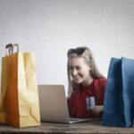 Chica haciendo compras online